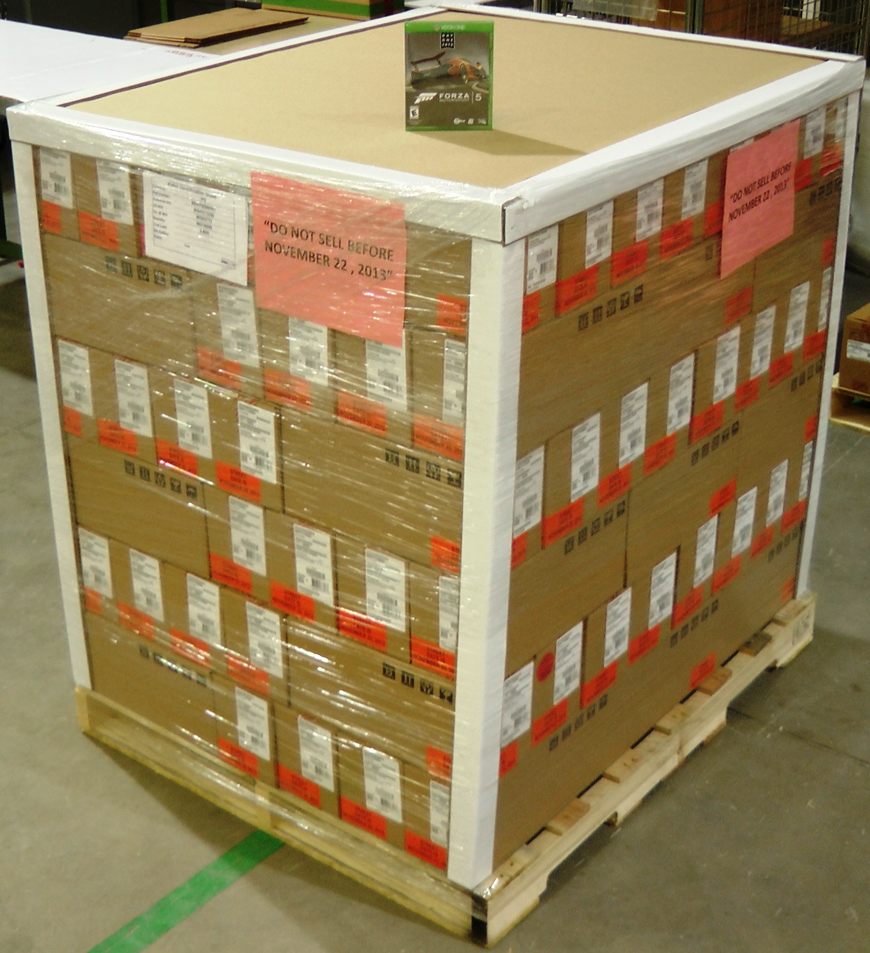 Forza Motorsport 5 fa parte di quei titoli in fase Gold. Ecco un colle di confezioni imballate pronto per essere spedito nei negozi per la grande distribuzione che scatterà il 22 novembre