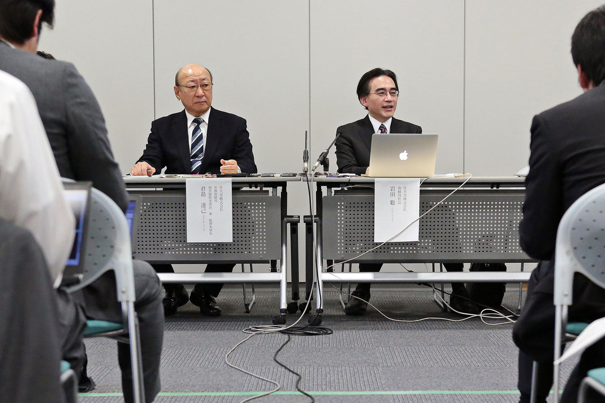 Tatsumi Kimishina, a sinistra della foto che lo ritrae accanto allo scomparso Satoru Iwata, è il nuovo presidente di Nintendo