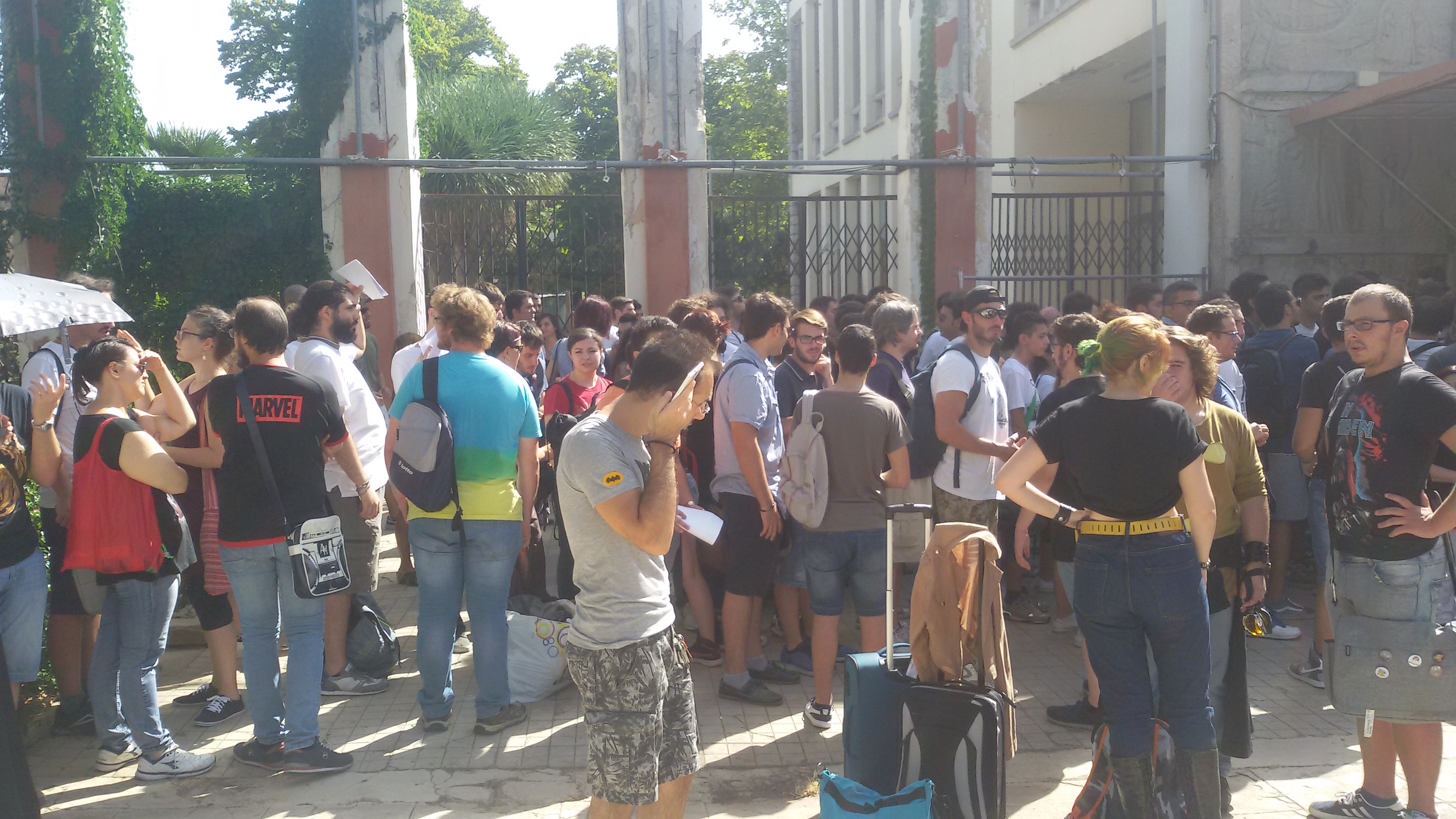 folla al Palermo Comicon all'entrata del primo giorno