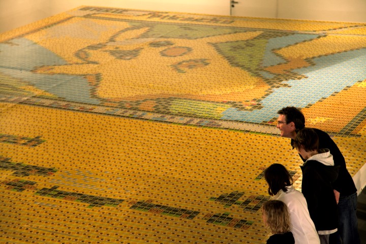 people_viewing_the_record_breaking_mosaic