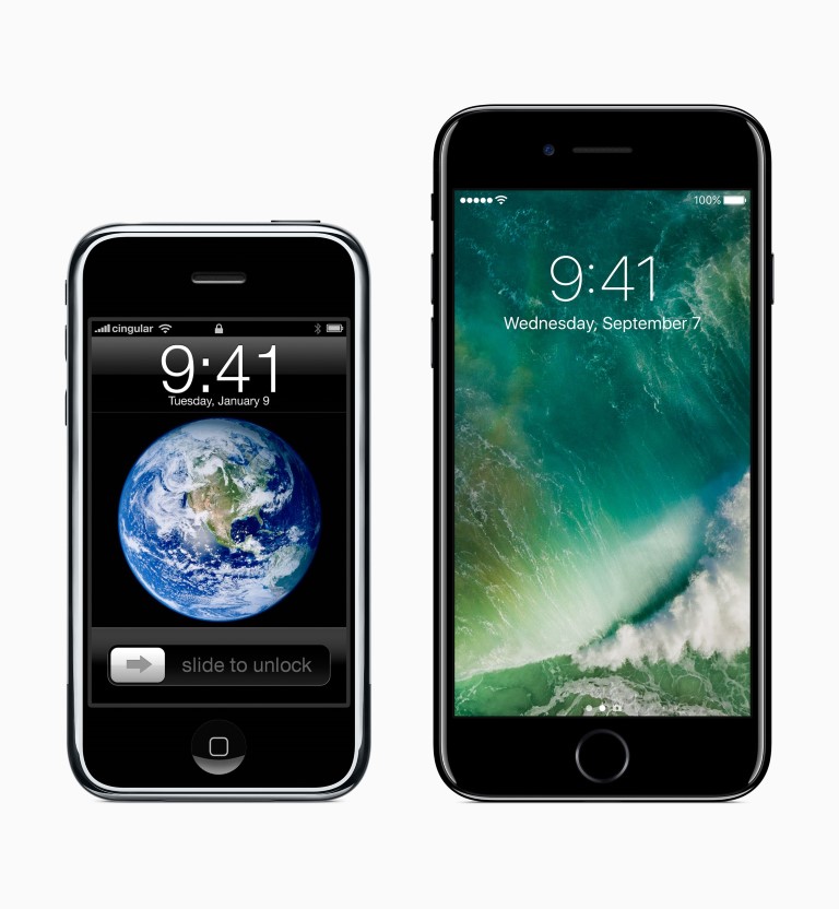 Nella foto diffusa da Apple per celebrare l'anniversario, il confronto tra il modello originale e l'ultimo di iPhone