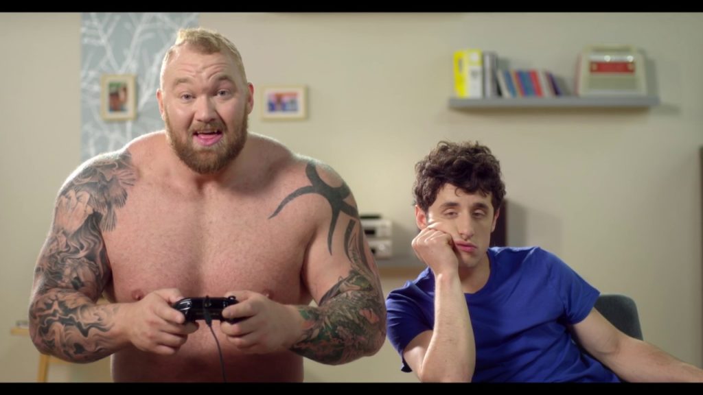 Il Revolution Pro Controller per PlayStation 4 di Nacon si mostra in un video con Thor Björnsson