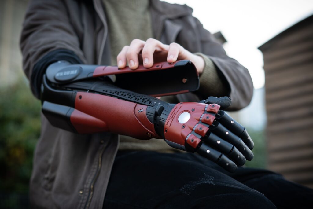 Metal Gear Solid, un ragazzo riceve la protesi del gioco